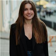 Lehrerin für Deutsch als Fremdsprache, Huchschulausbildung in Linguistik.