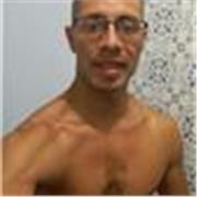 Instructor personalisados imparte clases de entrenamiento de musculación y entrenamiento funcional