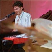 Insegno pianoforte. Sono laureato in pianoforte jazz al conservatorio di Santa Cecilia e diplomato al Saint Louis in tastiere pop