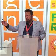 Profesor con amplia experiencia en tecnología y negocios.