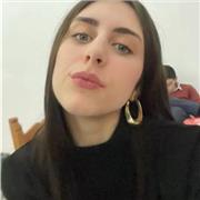 Profesora de Historia imparte clases a niños