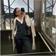 Abilitata alla professione forense, impartisce lezioni di diritto