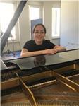 Studentessa di pianoforte impartisce lezioni di pianoforte, solfeggio, storia della musica e armonia complementare per bambini e principianti