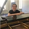 Studentessa di pianoforte impartisce lezioni di pianoforte, solfeggio, storia della musica e armonia complementare per bambini e principianti