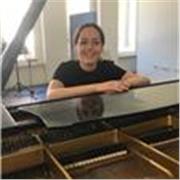 Lezioni di Pianoforte, solfeggio, storia della musica e armonia complementare. Preparazione per gli esami di ammissione in Conservatorio