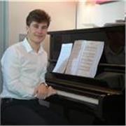 Cours pendant plus de dix ans avec professeur et en autonomie. Enseigne le piano pour niveaux débutant à intermédiaire !