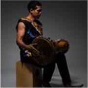 Profesor percusuion, para el desarrollo de habilidades y ejercicios del control de independencia..  tambor Batá en set. 