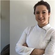 Cocinera experta en cocina internacional pero que también adora la importancia de los buenos guisos. 
Te enseñaré trucos que harán tu cocina más fácil y llena de sabor