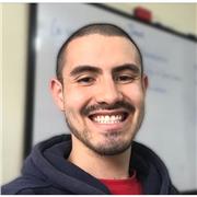 Profesor de español imparte clases a niños de todas las edades de 10 a 50 años