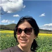 Psicopedagoga especializada que acompaña a estudiantes con necesidades diversas