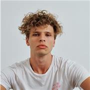 Estudiante joven con historial de estudios en Estados Unidos durante 3 años, para que los alumnos aprendan bien la pronunciación y las pautas básicas del lenguaje inglés