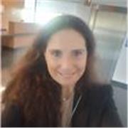 Profesora licenciada en filología hispánica especializada en lingüística imparte clases de español para extranjeros