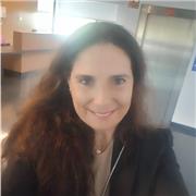 Profesora licenciada en filología hispánica especializada en lingüística imparte clases de español para extranjeros