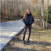 Profesora de caralán imparte clases a niños de todas las edades