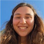 Enseigne le français aux scolaires comme aux non-natifs.