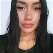 Profesor de inglés imparte clases a niños y adolescentes