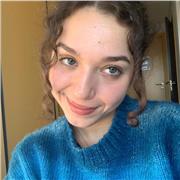 Soy estudiante de 2º de biomedicina, con clases por las mañanas y en ocasiones prácticas por las tardes.