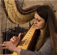 Insegnante di musica laureata in arpa impartisce lezioni di teoria musicale e storia della musica