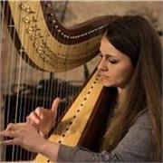 Insegnante di musica laureata in arpa impartisce lezioni di teoria musicale e storia della musica