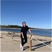 Soy bailarina y estoy formada para dar clases de danza. Tengo una metodología diferente ya que se puede enseñar a partir de otros medios y recursos y con el idioma es lo mismo, no podemos llevarlo como algo forzado sino diferente y atractivo