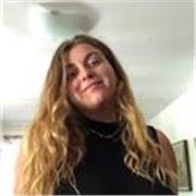 Profesora de inglés imparte clases a niños de todas las edades