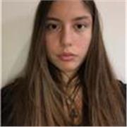 Studentessa universitaria impartisce lezioni per ragazzi di scuola elementare e media
