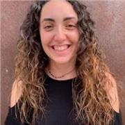 Profesora de refuerzo para niños y niñas de primaria