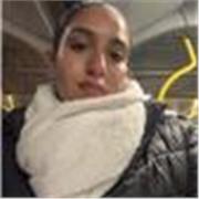 Eine Arabisch Tutorin, die Kinder aller Altersgruppe unterrichtet. 