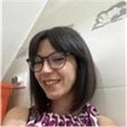 Laureata in farmacia, impartisce lezioni di chimica, biologia e scienze