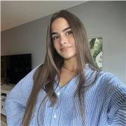 ¡Hola! Me encanta el inglés y quiero compartir mi amor por este idioma, ayudándote a aprender, mejorar y disfrutarlo