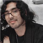 Profesor de Física y estudiante de Ingeniería Civil Mecánica (UDEC) con experiencia en intensivos PAES y física universitaria. Cla