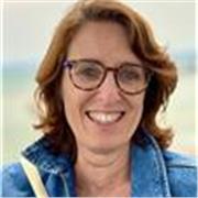 Psicóloga y psicoterapeuta con más de 20 años de experiencia en formación da clases a estudiantes de grado y máster 