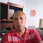 Profesor imparte clases a niños y jóvenes de todas las edades