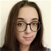 Studentessa universitaria impartisce lezioni di inglese per studenti che frequentano elementari/medie/superiori