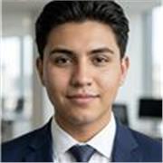 me presento. Soy su nuevo profesor de lengua y literatura. La verdad es que estoy muy emocionado de estar aquí con ustedes hoy