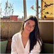 Graduada en Educación Primaria con mención en Inglés, nivel C1 y experiencia en centros, ofrece clases de inglés.