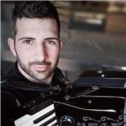 Docente di musica impartisce lezioni di fisarmonica