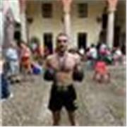 Insegnante di boxe/kickboxing. Ideale per tutte le persone che vogliono mettersi in forma o approcciarsi allo sport.