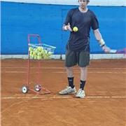 interesados/as en aprender o mejorar su tenis y también con ganas de entretenerse