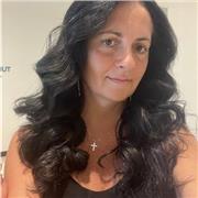 Insegnante di inglese impartisce lezioni a studenti di ogni scuola di ordine e grado