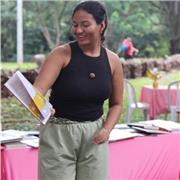 Licenciada en literatura, experiencia docente y en el área de bibliotecas y promoción de lectura y escritura