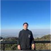 profesor de ingles imparte clases a niños de todas las edades