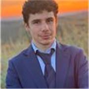 Docente di Letteratura italiana e storia impartisce lezioni per studenti di scuola secondaria di I grado e II grado