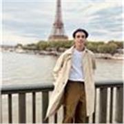Studente di lingue straniere offre lezioni di letteratura inglese e francese