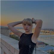 Studentessa di 4^ superiore impartisce lezioni di ripetizioni per bambini delle elementari