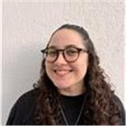Professora de inglês particular que ensina adultos e adolescentes