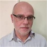 Profesor de Historia imparte clases a niños de todas las edades