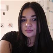 Studentessa universitaria che può dare lezioni di inglese data la l'eccellente padronanza della lingua