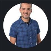 Titulado en Máster de profesorado para educación secundaria, bachiller y FP. Diplomado en empresariales. 