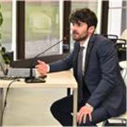 Laureato magistrale in giurisprudenza impartisce lezione di diritto